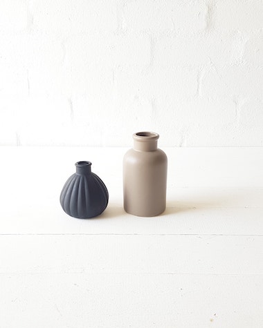 Grey Bottel Budvase & Riffle Matt black budvase